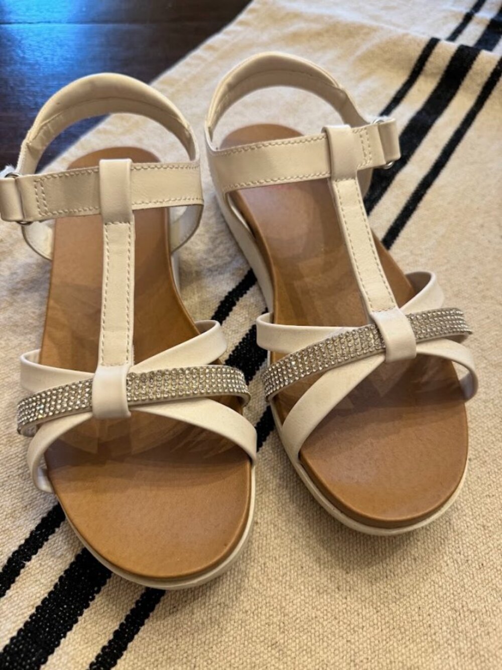 Jellypop Girls Bloomy Sandals Size 4M White and Silver Bejeweled